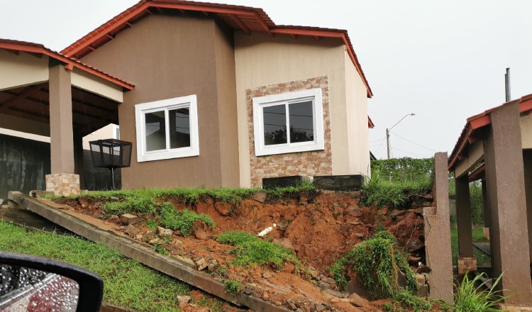 En el Residencial Limón, en La Chorrera, se dio un deslizamiento de tierra. Cortesía