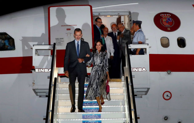 El Rey Felipe VI y la Reina Letizia a su llegada al aeropuerto Internacional José Martí en La Habana. Foto: EFE.