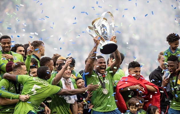 Román Torres celebra el título de Sounders. Foto:EFE