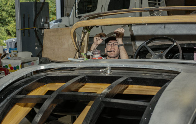 Nate Sutter, un empleado en Automobile Metal Shaping, trabaja en la restauración de un Lincoln 1932 convertible. Foto/ Jacob Biba para The New York Times.