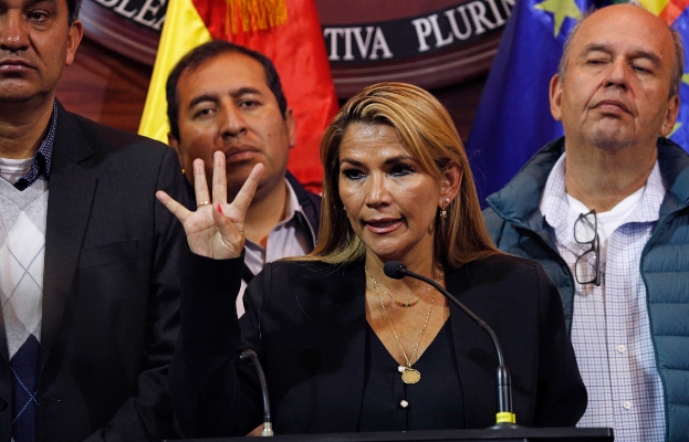 Jeanine Anez, la segunda vicepresidenta del Senado, muestra un signo de paz mientras da una conferencia de prensa en el Congreso en La Paz, Bolivia. FOTO/AP