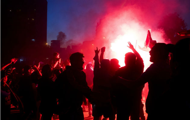 Manifestantes protestan en la céntrica Plaza Italia de Santiago (Chile). Foto: EFE.