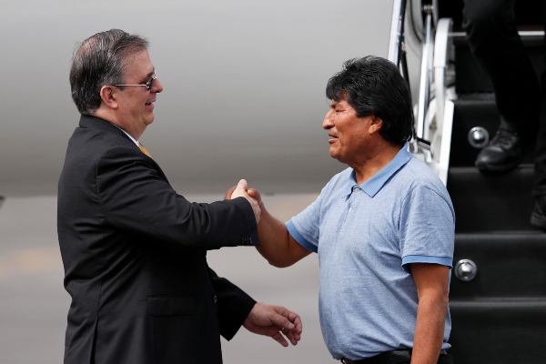 El canciller mexicano, Marcelo Ebrard, a la izquierda, da la bienvenida al ex presidente boliviano Evo Morales a su llegada a la Ciudad de México. FOTO/AP