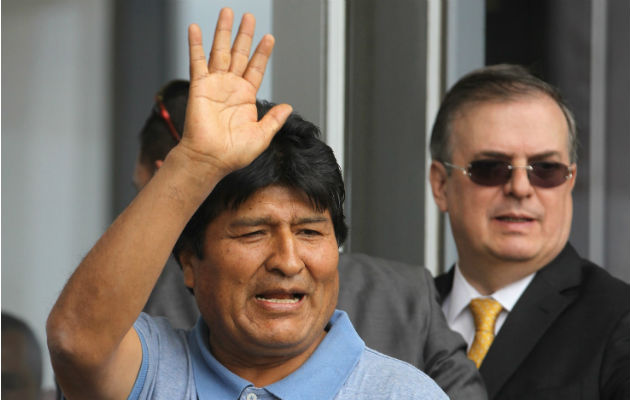 Evo Morales ante la prensa en el Aeropuerto Internacional de la Ciudad de México. Foto: EFE.