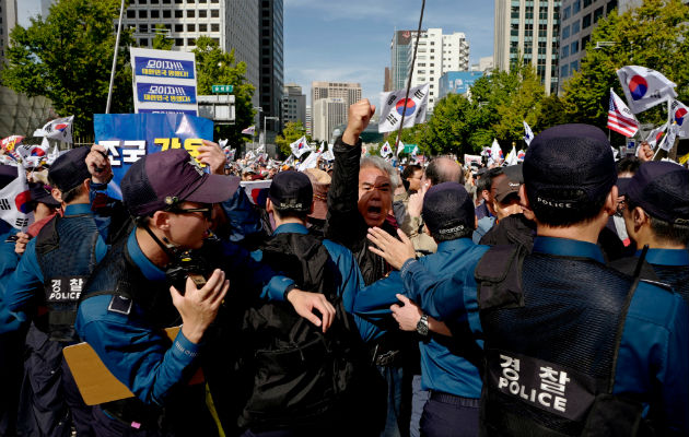 Una manifestación en Seúl el mes pasado contra hijos de la élite política que reciben trato académico preferente. Foto/ Jeon Heon-Kyun/EPA, vÍa ShutterstocK.