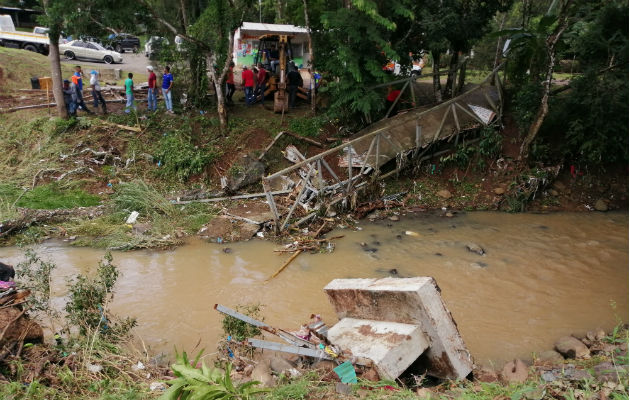  Ya se procedió a remover los restos del puente del cauce del río. Foto: Eric A. Montenegro.