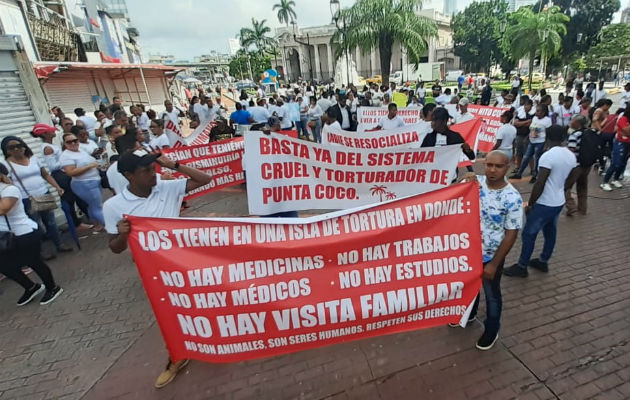 Familiares protestaron de manera pacífica. Foto/ Víctor Arosemena