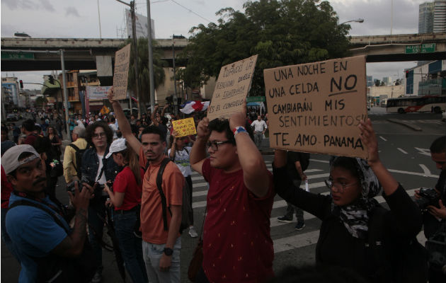 Manifestación en la Plaza 5 de Mayo. Foto/ Víctor Arosemena