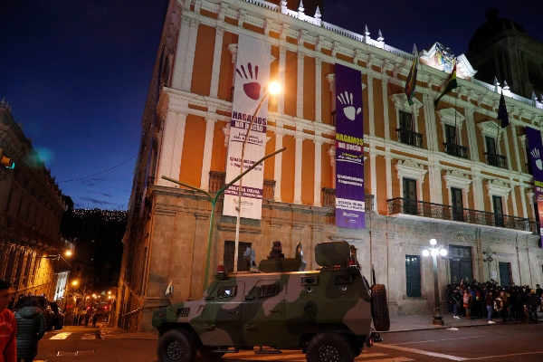 Un vehículo blindado militar se paró frente al palacio de Quemado, mientras que la segunda vicepresidenta y política opositora del Senado, Jeanine Anez, se declaraba presidenta interina del país durante una sesión en el Congreso. FOTO/AP