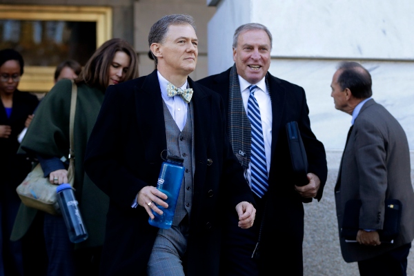 El oficial de carrera del Servicio Exterior George Kent, en el centro, se va después de testificar ante el Comité de Inteligencia de la Cámara de Representantes en Capitol Hill en Washington. FOTO/AP