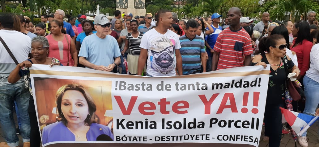 Los manifestantes realizaron la protesta en contra de la procuradora Kenia Porcell en el Parque Porras. Foto Víctor Arosemena