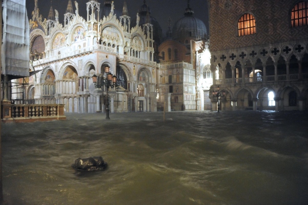 Existe una gran preocupación por la basílica de San Marcos, ya que el nivel del agua llegó a los 110 centímetros durante la noche y la ha inundado completamente, incluyendo la cripta del santo. FOTO/AP