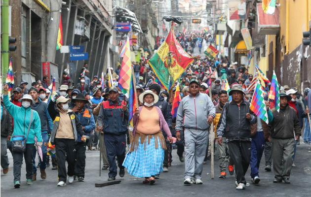 Cientos de simpatizantes del expresidente Evo Morales marchan en La Paz. Foto: EFE.