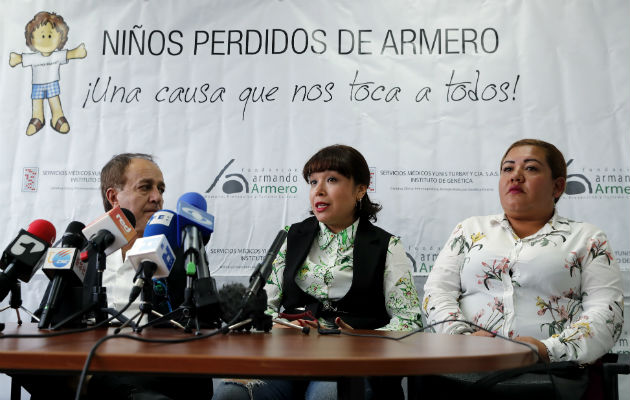 Las hermanas Jenifer de la Rosa Martín (c) y Ángela Johana Rendón Mercado (d), luego de confirmarse el parentesco por ADN, en Bogotá. Foto: EFE.