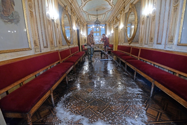 Limpian en el histórico café Florian en la plaza San Marco, dañado por el mal tiempo en Venecia, norte de Italia. FOTO/AP