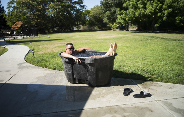 Muchos atletas se sumergen en agua helada, creyendo que reduce el dolor y la inflamación después del ejercicio. Foto/ Brian L. Frank para The New York Times.