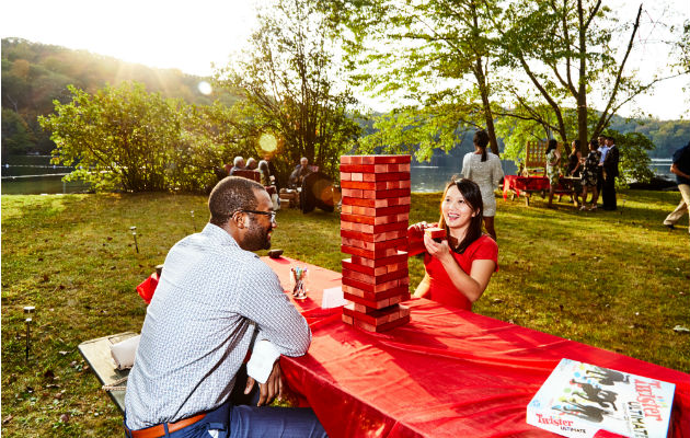 Algunas parejas eligen ofrecer juegos como una forma de fomentar la interacción entre sus invitados. Foto/ Amy Lombard para The New York Times.