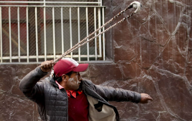 Seguidores del expresidente Evo Morales protestan en medio de gases lacrimógenos. Foto: AP.