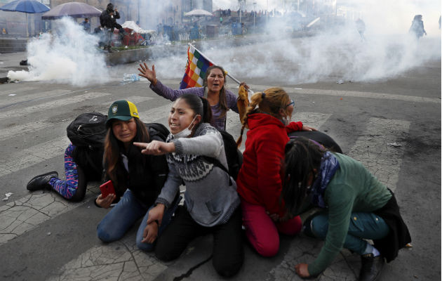 Seguidores del expresidente Evo Morales protestan en medio de gases lacrimógenos. Foto: AP.