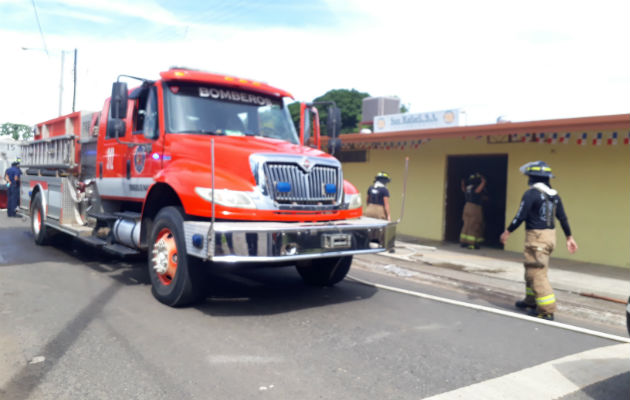 Dos carros de extinción y una ambulancia, trabajaron en el sitio, donde se evaluaron a dos personas. Foto: Thays Domínguez.