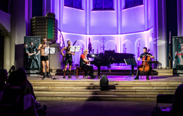 El concierto Classic Meets Fetish en una iglesia de Berlín, un evento inaugural durante el festival Folsom Europa. Foto/ Lena Mucha.