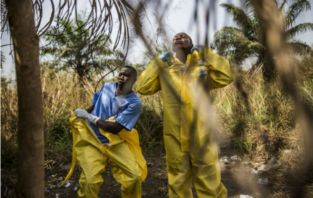 A investigadores les preocupa poder evitar nuevas epidemias. Trabajadores en Sierra Leona preparan el entierro de víctimas del ébola en 2015. Foto/ Bryan Denton para The New York Times.