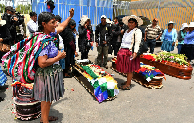 Ciudadanos rodean los féretros de varios de los fallecidos tras los disturbios con las fuerzas del orden en Cochabamba. Foto: EFE. 