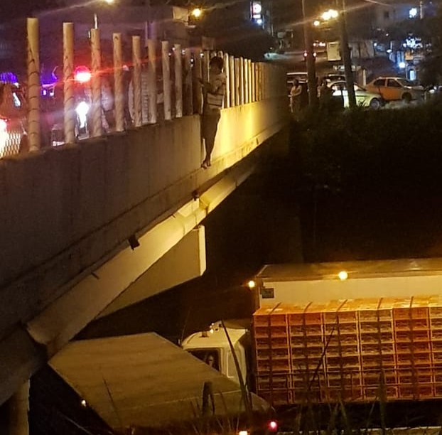 Los conductores de los camiones se colocaron bajo el puente de Vacamonte, mientras los policías trataban de convencer al sujeto de que no se lanzara. Foto @TraficoCPanama