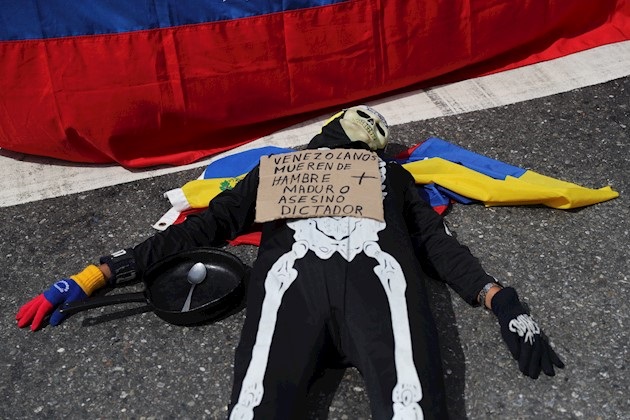 El jefe del Parlamento, Juan Guaidó, reconocido como presidente encargado de Venezuela por casi 60 países, lidera esta cruzada y en las últimas horas ha intensificado sus llamamientos a la calle luego de una protesta estudiantil que fue reprimida con gases lacrimógenos en Caracas.