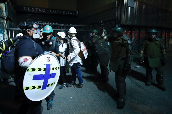 Carabineros dispersan aun grupo de médicos que atienden a los heridos durante las protestas. FOTO/AP