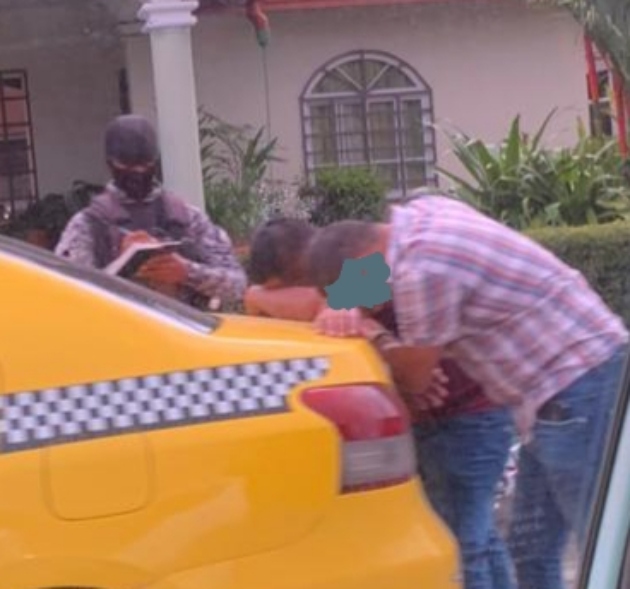 Los uniformados dan con el taxi y los ocupantes en una barriada próxima al local comercial, siendo aprehendidos y dan parte a las autoridades del Ministerio Público.