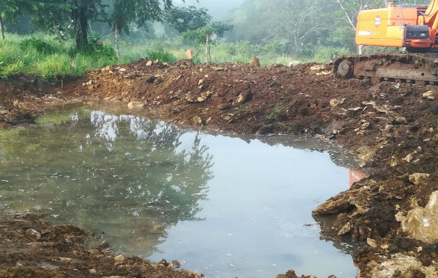 El MIDA cuenta con la maquinaria para ayudar a los productores en la perforación de pozos y la construcción de abrevaderos.