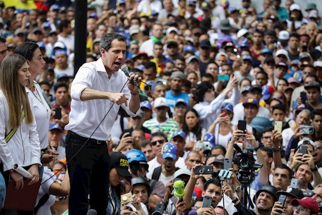 Desde que proclamó un Gobierno interino a finales de enero pasado, Guaidó ha hecho varios llamados a las Fuerzas Armadas para que retiren su respaldo a Maduro.