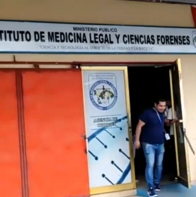 La menor en compañía de sus padres acudió al Instituto de Medicina Legal y Ciencias Forenses. Foto/Mayra Madrid
