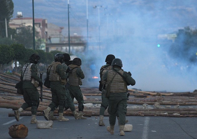 Los cocaleros se dirigían el pasado viernes hacia esta ciudad del centro de Bolivia, la más castigada por la violencia, cuando se encontraron con un fuerte cordón de policía y militares.