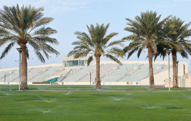 El sistema de riego en el estadio de Kaust usa agua desalinizada para mantener el pasto. Foto/ Jamie McGregor Smith para The New York Times.