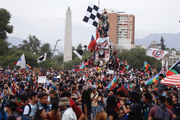 El mandatario alabó también el acuerdo al que llegaron el viernes las fuerzas parlamentarias para convocar un plebiscito en abril de 2020 y preguntarle a la ciudadanía si quiere una nueva Constitución y que órgano debería redactarla, al tiempo que reconoció por primera vez que ha habido abusos y un uso excesivo de la fuerza por parte de las fuerzas de seguridad, lo que se comprometió a sancionar.