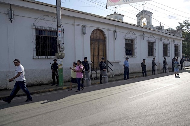 La agresión ocurrió después de que el sacerdote y sor Arelys Guzmán increparan a los simpatizantes de Ortega, que respondieron con violencia golpeando al cura y a la religiosa.