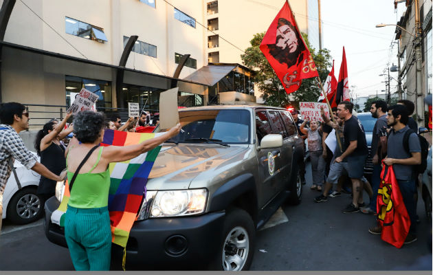 Manifestantes rechazan la presencia del secretario general de la OEA, Luis Almagro, en Asunción. Foto: EFE.