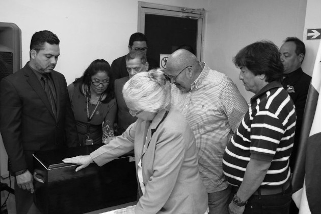 Kilmara  y Carlos Eduardo Mendizábal, entre lágrimas, reciben los restos de su hermana Marlene, desaparecida durante la dictadura militar en 1976, en un acto el  27 de diciembre de 2017 en el Instituto de Medicina Legal. Foto: Archivo. Epasa.