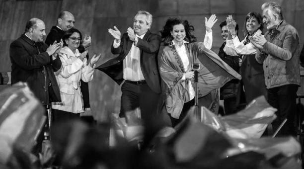  Alberto Fernández logró el 47,65% de los votos, frente al 32,08% que obtuvo el actual mandatario Mauricio Macri. Fernández aparece junto a Cristina Kirchner. Foto: EFE. 