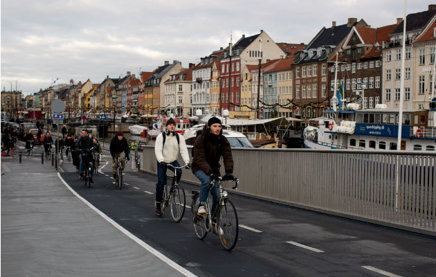 Ciclistas en Copenhague, donde aproximadamente 49 por ciento de todos los traslados se realizan en bicicleta. Foto/ Betina Garcia.