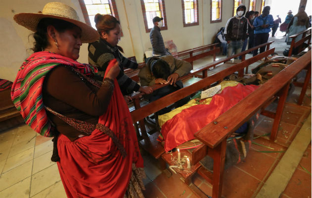 Velatorio de algunas de las víctimas fatales de los disturbios en el templo San Francisco de Asís, en El Alto (Bolivia). Fioto: EFE.