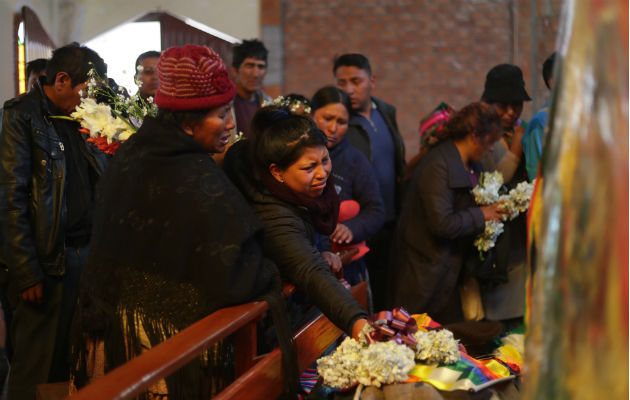 Velatorio de algunas de las víctimas fatales de los disturbios en el templo San Francisco de Asís, en El Alto (Bolivia). Fioto: EFE.