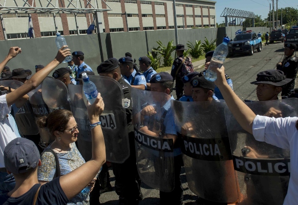 Católicos protestan en las afueras de un templo contra la policía. EFE