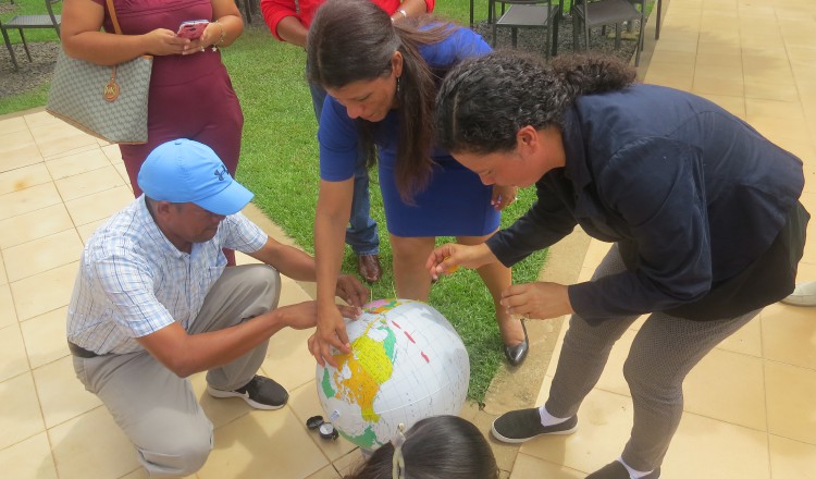 Los docentes durante las actividades del taller. Cortesía