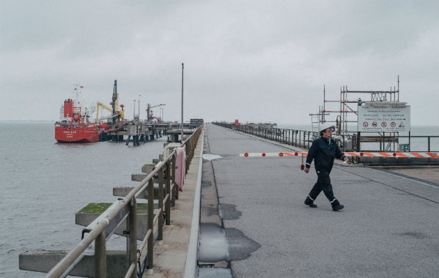 Un muelle usado por una planta química podría convertirse en sede de la primera terminal de GNL de Alemania. Foto/ Nanna Heitmann.