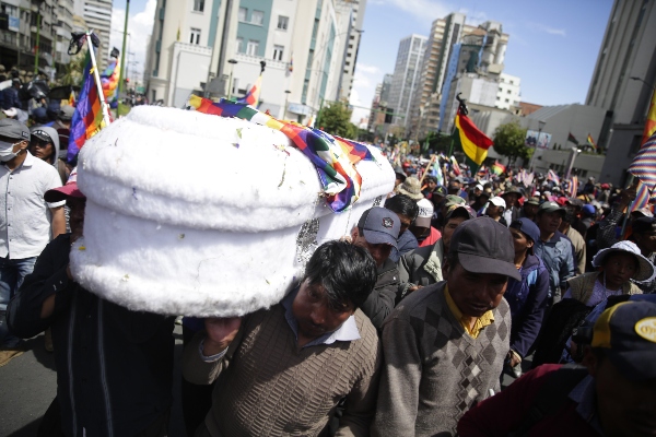 Hombres cargan un féretro durante una manifestación en La Paz (Bolivia). Cientos de personas marcharon desde El Alto hacia La Paz junto con los ataúdes de los ocho muertos que dejó una operación militar y policial en las protestas del 19 de noviembre de 2019 en El Alto, Bolivia. FOTO/EFE