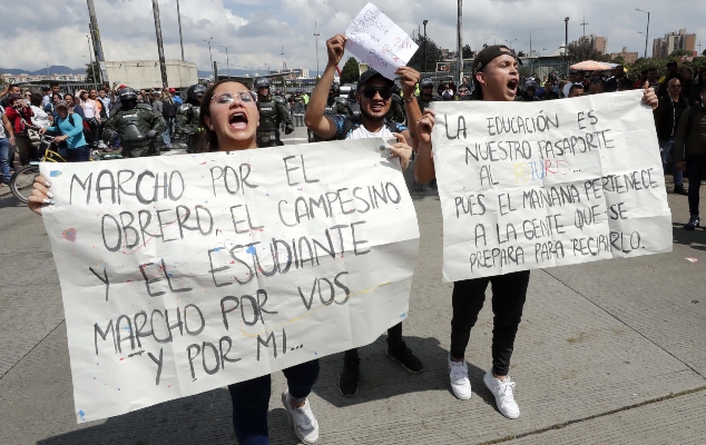 Manifestantes gritan consignas contra el gobierno. Estudiantes y trabajadores colombianos tomaron este jueves las calles del país para protestar contra la política económica y social del presidente Iván Duque en una jornada que prácticamente paralizó el comercio y el tráfico en las avenidas. FOTO/EFE