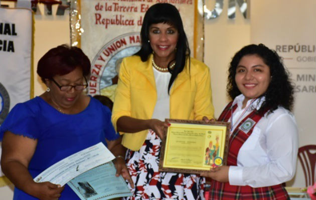 Juliette Aimee Sánchez Villavicencio (der), cursa estudios en el colegio Bilingue Eben-Ezer. Foto: Diómedes Sánchez S. 